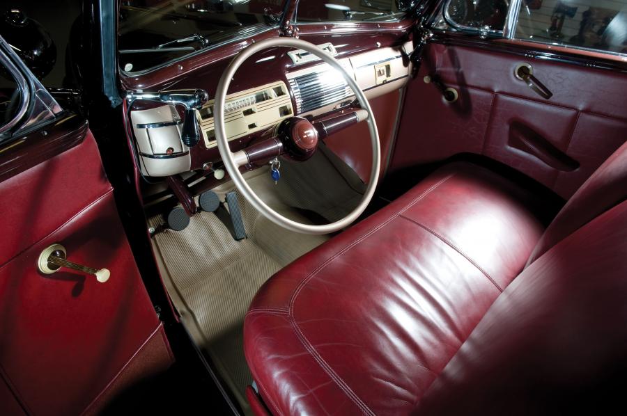  Ford DeLuxe Convertible Coupe Black 1940 года  (фото 3 из 5)